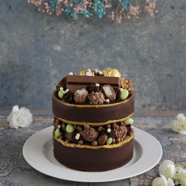 Chocolate Overloaded Fault Line Cake eggless 850gms