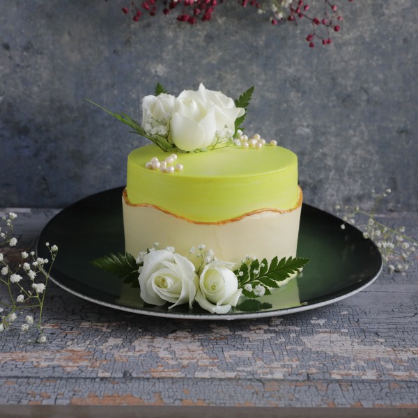 Green Fault Line Cake With Fresh Flowers egles 850gms