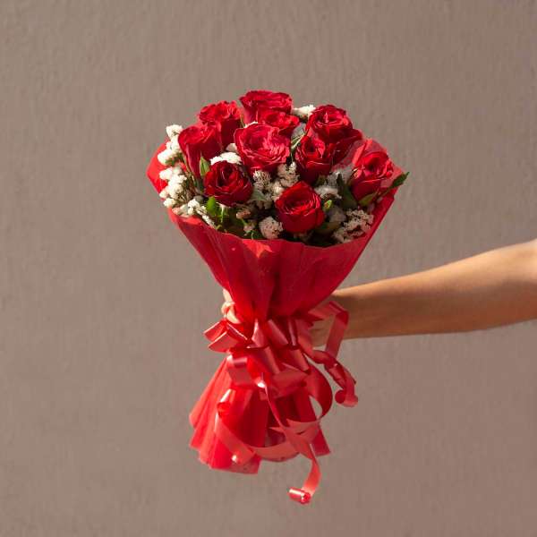 Hand bouquet of 10 red roses