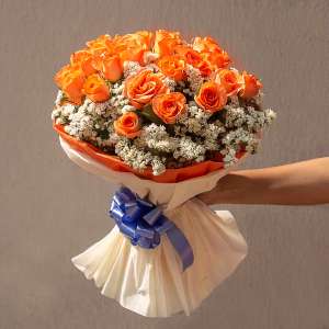Hand bouquet of 20 orange roses and limonium