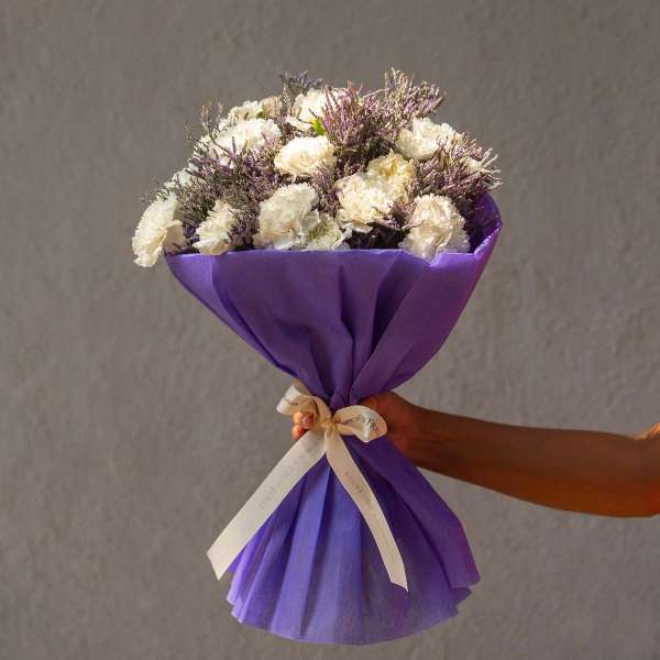 Hand bouquet of 20 white carnation and limonium