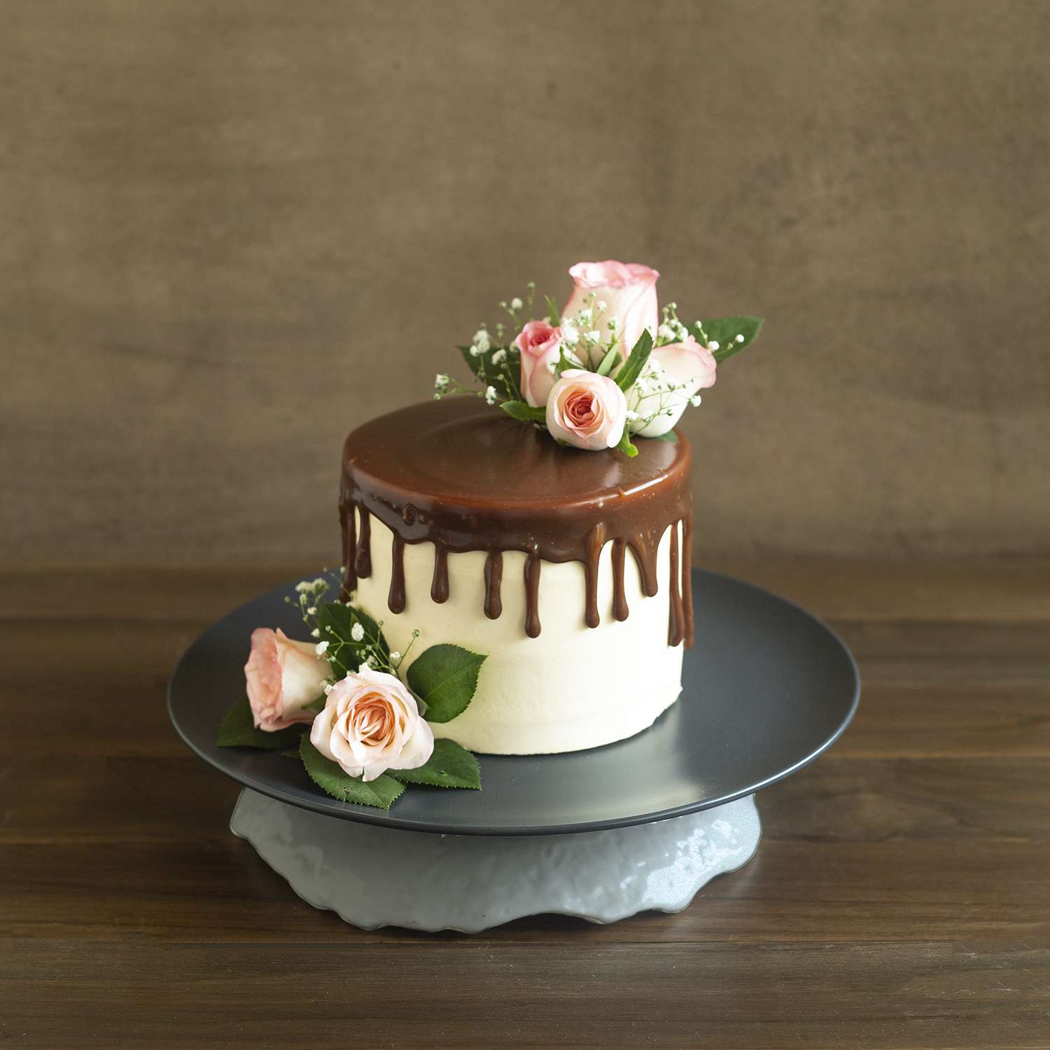 Vanilla Cake With French Vanilla Butter Cream 750 gms With Pink And White  Roses (Eggless) - Ovenfresh