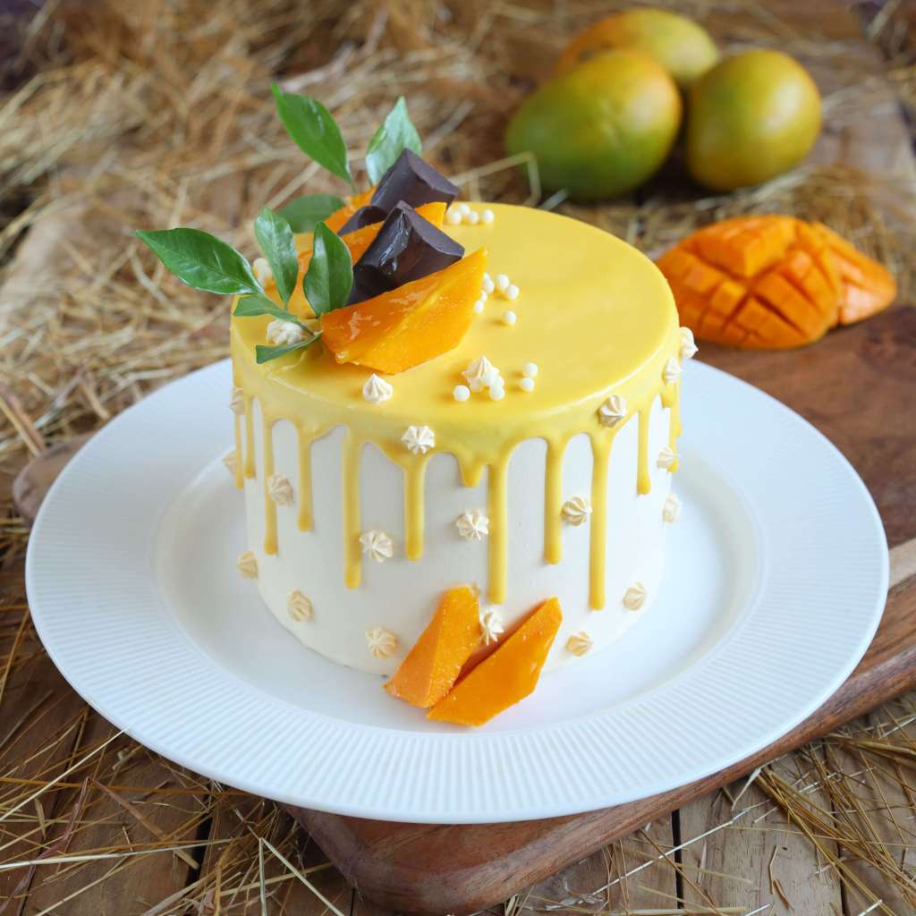 Mango Overloaded Cake Eggless 850gms